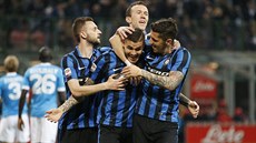 Fotbalisté Interu Milán slaví gól proti Neapoli.