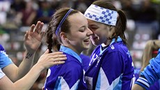 Adéla Pant�lejevová (vlevo) z Vítkovic p�ijímá gratulace od spoluhrá�ek k tref�...