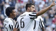 Fotbalisté Juventusu Turín slaví gól do sítě Palerma.