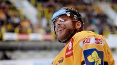 EUFORIE. Hokejový útočník Radek Duda slaví záchranu Litvínova v extralize s fanoušky. V baráži si v 11 zápasech zapsal 11 bodů. 