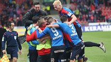 Plzeň slaví vítězný gól do brněnské sítě.