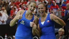 US, JSME JEDNIKY! Karolína Plíková (vlevo) a Lucie Hradecká slaví postup do...