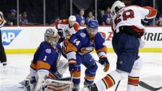 Gólman NY Islanders Thomas Greiss zastavuje stelu Jaromíra Jágra (vpravo) z...