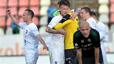 Fotbalisté Baníku Ostrava se radují z vít�zství. Vp�edu smutný Roman Bedná� z...