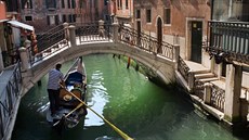 Itálie, Benátky. Romantika pro jednoho zákazníka na tradiční gondole a kolem...