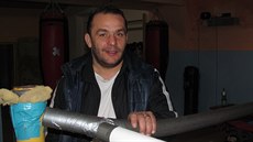 Roman Tonka ve své chanovské tlocvin, kde trénuje mladé boxery.