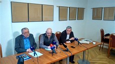 Ru�tí noviná�i Alexandr Kuranov a Vladimir Sn�girev. Uprost�ed Ond�ej Soukup ze...