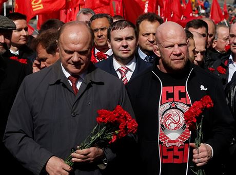 Pedseda ruských komunist Gennadij Zjuganov (vlevo) u Leninova mauzolea (22....