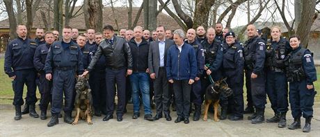 Kontingent eských policist ped odjezdem na misi do Makedonie. Na hranici s...