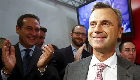 Norbert Hofer slaví vítzství v prvním kole rakouských prezidentských voleb