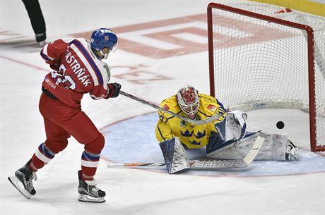 Forvard bostonských Bruins a eské reprezentace David Pastrák zakonuje v zápase proti védsku. Vidlo to tém 1,5 milionu divák.