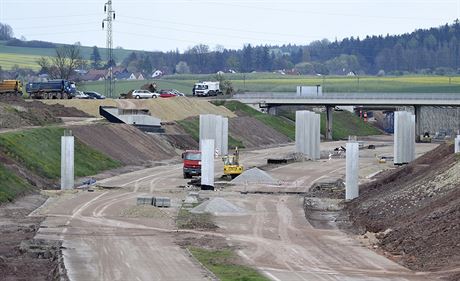 Pokrauje stavba dálnice D3 v úseku Borek - Úsilné u obce Hry u eských...