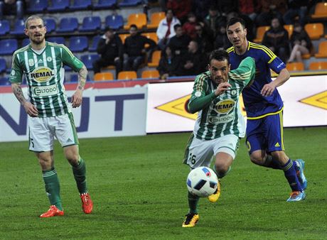 Rafael Acosta v dresu Bohemians peláí za míem.