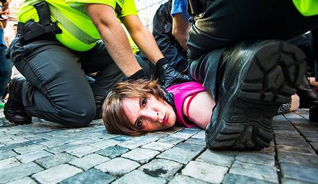 Zatýkání Kateiny Krejové poté, co se na demonstraci vrhla na policistu, který...