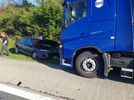 Dálnice D11 z Prahy do Hradce Králové byla kvli tem nehodám mezi 4. a 5....