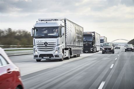 Kamiony Mercedes-Benz v propojeném konvoji pouívajícím autopilota.