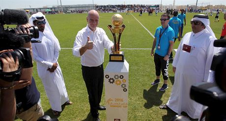 éf FIFA Gianni Infantino pózuje s pohárem pro vítze turnaje dlník.