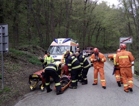 Záchranái spolen s hasii pátrali po dchodkyni v lesích na Karltejnsku,...