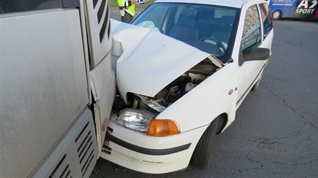 idika za jízdy upravovala stínítko, narazila do stojícího autobusu a lehce se...