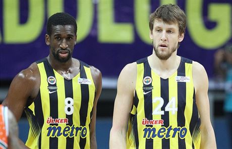 Ekpe Udoh (8) a Jan Veselý v dresu Fenerbahce Istanbul