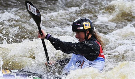 Kateina Kudjov bhem kvalifikace vodnch slalom v prask Troji