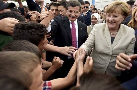 Nmecká kancléka Angela Merkelová a turecký premiér Ahmet Davutoglu v...