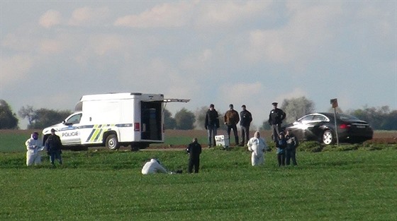 Policisté vyetují záhadnou smrt a zranní v polích mezi obcemi Bukovno a...