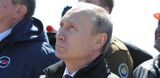 Ruský prezident Vladimir Putin sleduje odložený start rakety z nového...