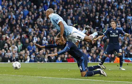 Vincent Kompany z Manchesteru City fauluje v hlavikovém souboji s Casemirem z...