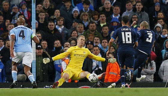 TO CHYTNU! Joe Hart, branká Manchesteru City, vybíhá proti stele Pepeho a...