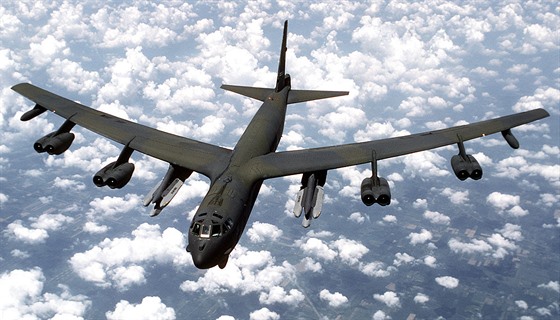 Šestice AGM-86B pod křídly B-52G, ilustrační foto