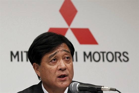 Generální editel automobilky Mitsubishi Osamu Masuko po skandálu s manipulací...