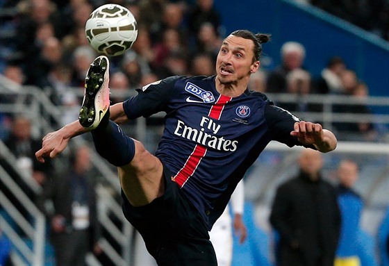 Zlatan Ibrahimovi, kanonýr PSG, si zpracovává mí.