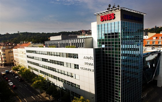 Praská budova AMC, ve které sídlí redakce vydavatelství Mafra.