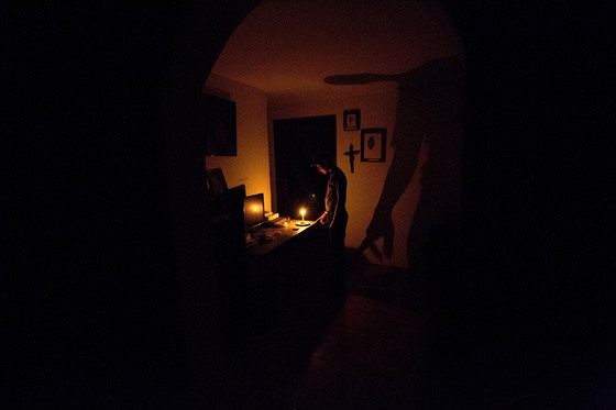 Mladík si svítí v dom rodi ve venezuelském mst El Calvario, ve kterém byly...