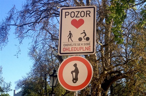 Nová znaka v parku na Kamp, která zakazuje vjezd segway.