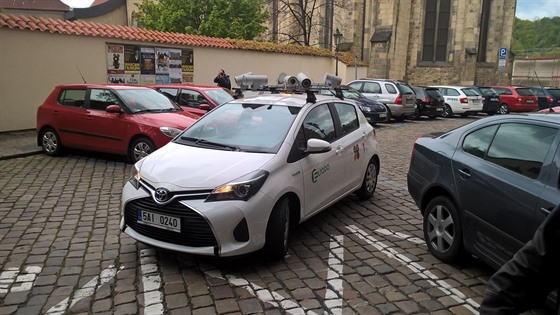 Ekologický hybridní vůz s kamerami hlídá nové parkovací zóny