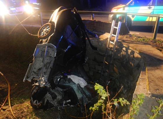 Řidič Chevroletu Camaro vyjel v zatáčce mimo silnici a narazil do betonového můstku. Zemřel na místě stejně jako jeho spolujezdec. Tragická nehoda se stala v Lipně nad Vltavou. 