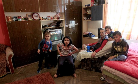 Sociální pracovníci v Brn minulý týden sítali rodiny v bytové nouzi. Jednou z nich je rodina Ludovíta Taragoe, její 12 len obývá ti pokoje.
