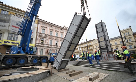Letos v dubnu d�lníci popraskané pylony pomníku odmontovali a odvezli. 