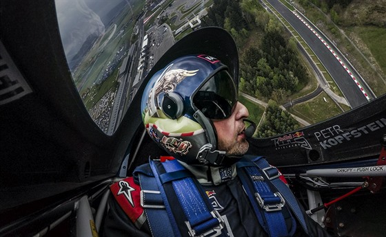 Petr Kopfstein bhem závodu Red Bull Air Race v rakouském Spielbergu.
