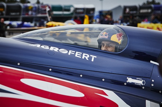 Martin onka eká na start v závod Red Bull Air Race ve Spielbergu.