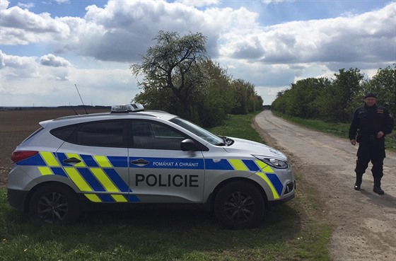 Policie pátrá po píinách úmrtí mue, jeho tlo bylo nalezeno u cesty na...