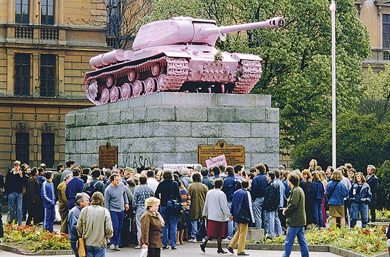 V pořadí druhý růžový nátěr (na snímku) upoutal v květnu 1991 pozornost Pražanů. 