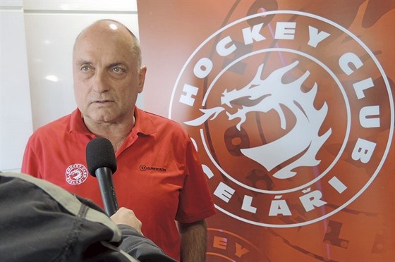 Vladimír Kýhos na tiskové konferenci hokejového Třince