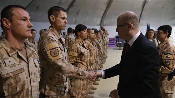 Premiér Bohuslav Sobotka navtívil eské vojáky v Afghánistánu.