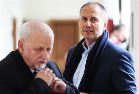 Kamil Jirounek (vpravo) se svým obhájcem u Krajského soudu v Praze (27. dubna 2016)