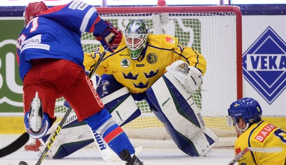 Ruský hokejista Vadim Šipačev překovává švédského brankáře Jacoba Markströma.