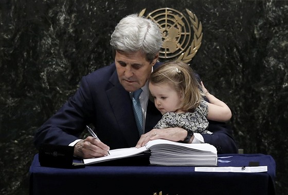Americký ministr zahraničí John Kerry držel při podepisování nové klimatické...