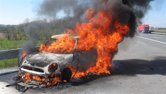 Na dálnici D35 vzplálo kvůli technické závadě auto. Boj s plameny hasičům...